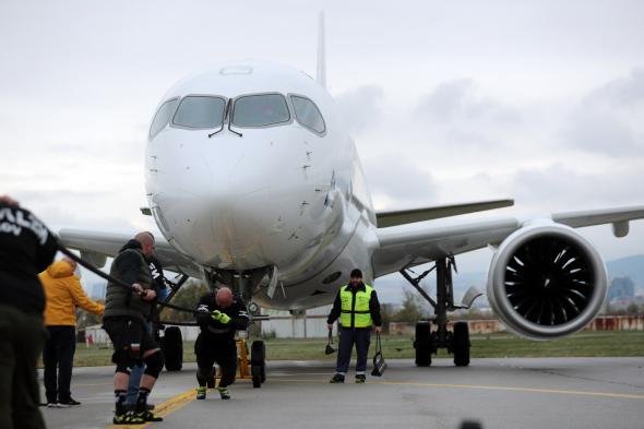 За първи път у нас: Двама силови атлети успяха поотделно да изтеглят новия Airbus A220 на „България Еър“